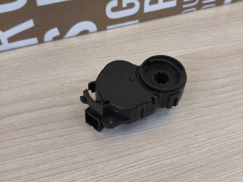 Сервопривод заслонки печки