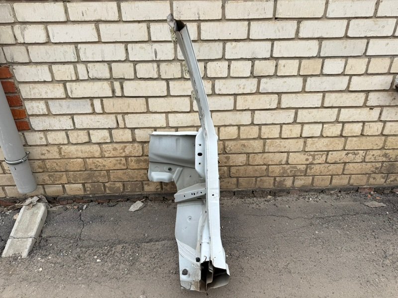 Передняя стойка кузова