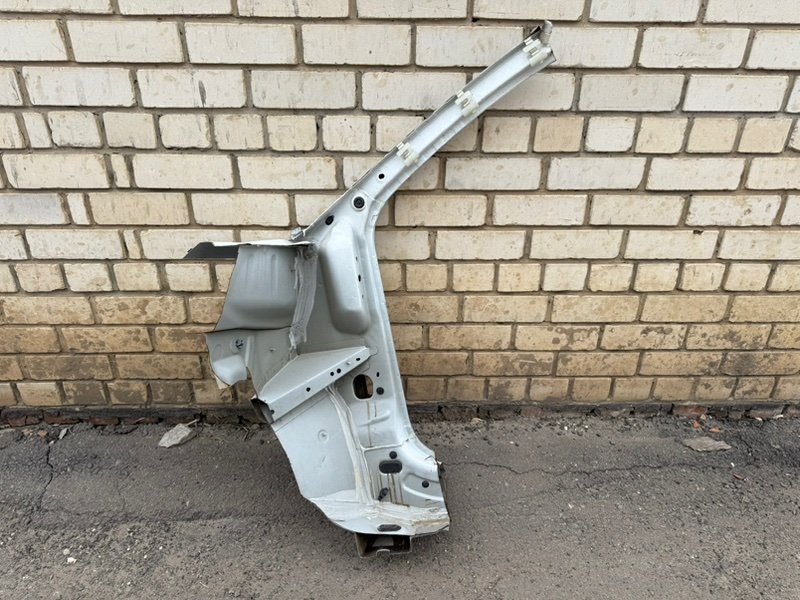 Передняя стойка кузова