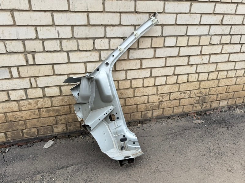 Передняя стойка кузова