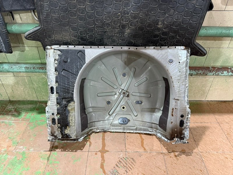 Ниша запасного колеса