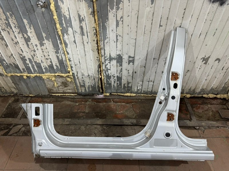 Передняя стойка кузова