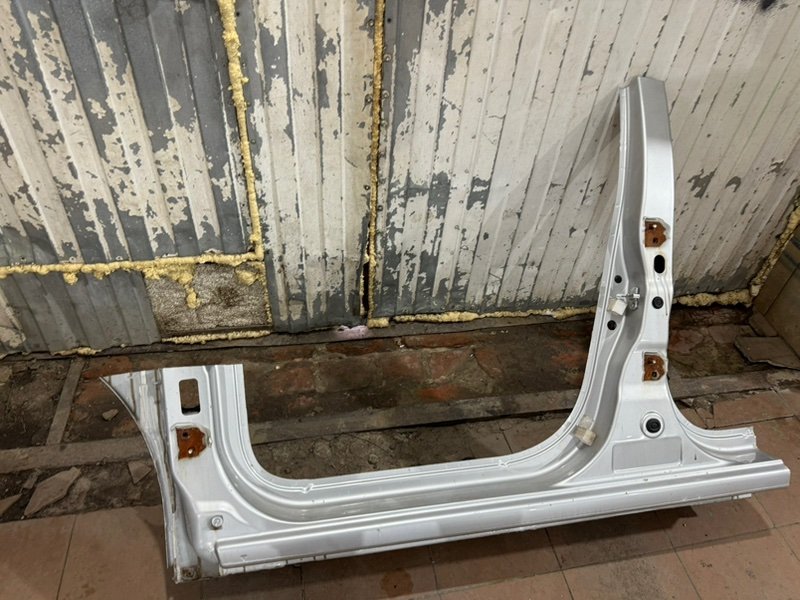 Передняя стойка кузова