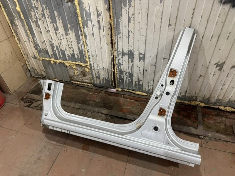 Передняя стойка кузова