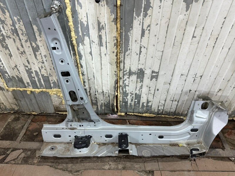 Передняя стойка кузова