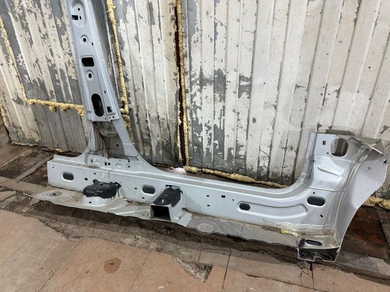 Передняя стойка кузова