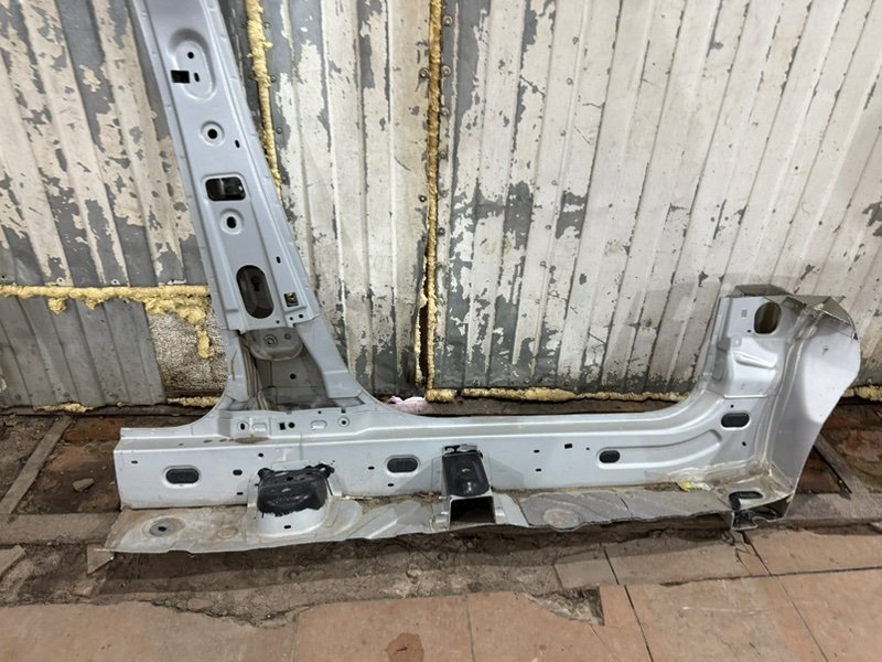 Передняя стойка кузова