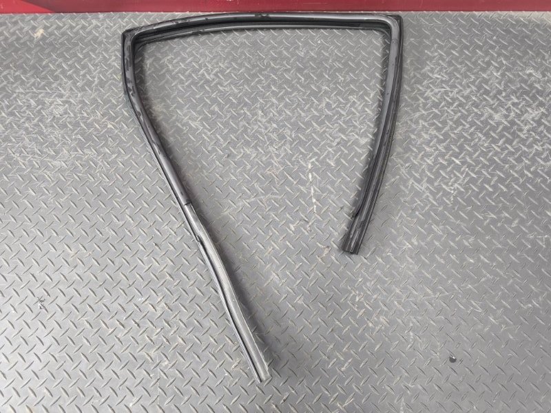 Уплотнитель стекла двери