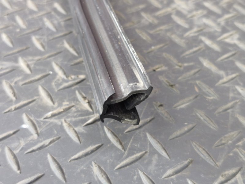 Уплотнитель стекла двери