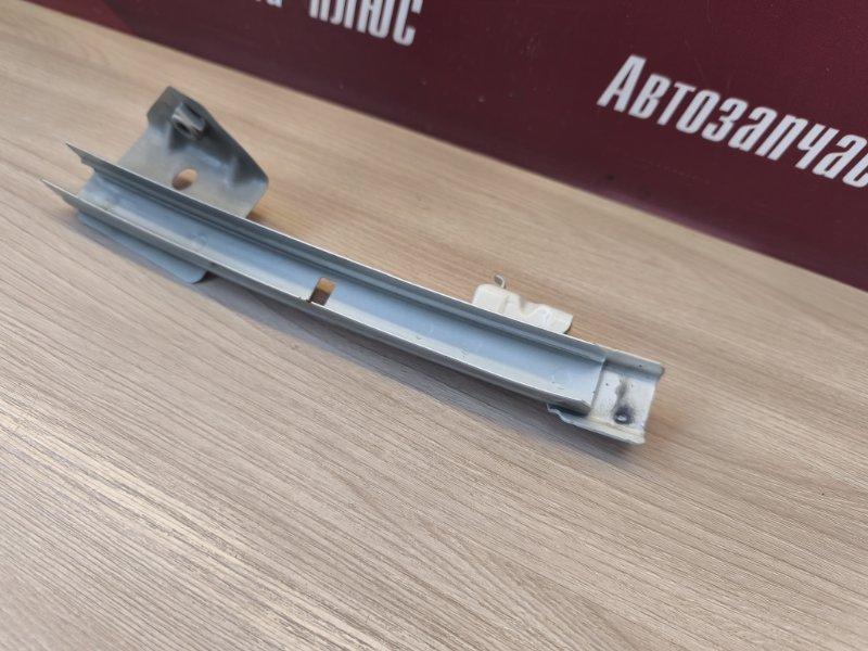 Направляющая стекла двери