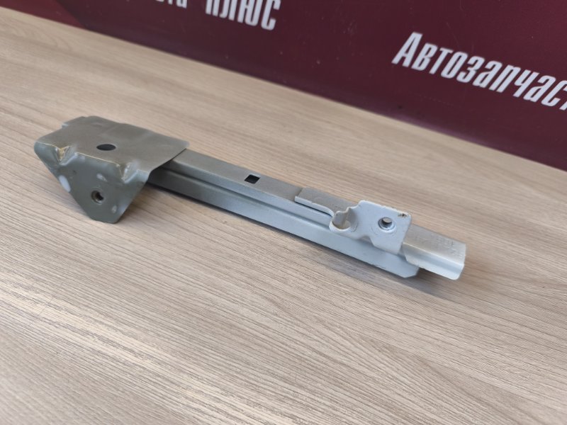 Направляющая стекла двери