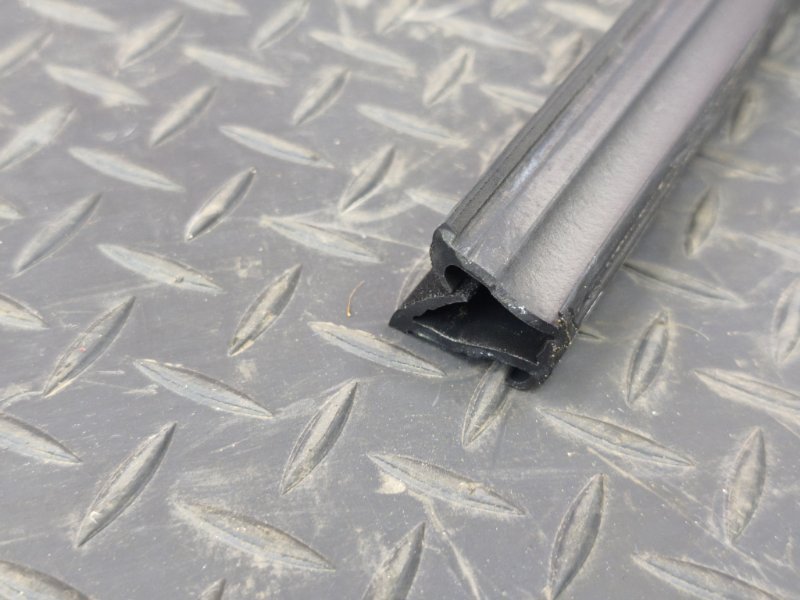 Уплотнитель стекла двери