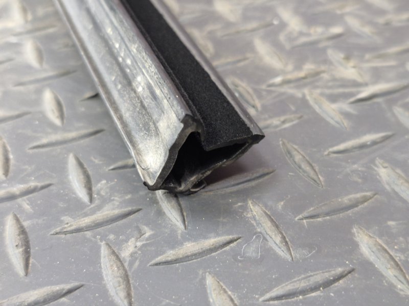 Уплотнитель стекла двери