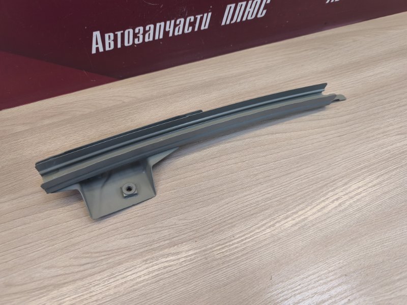 Направляющая стекла двери