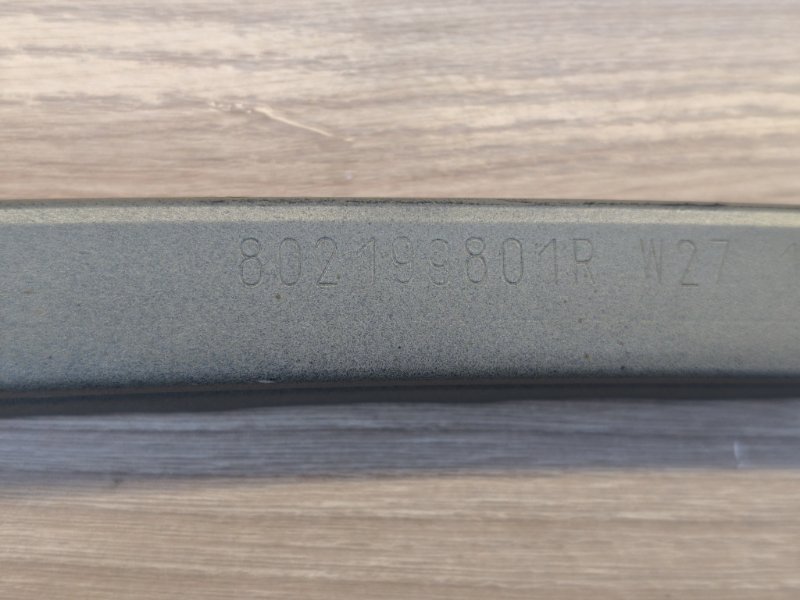 Направляющая стекла двери