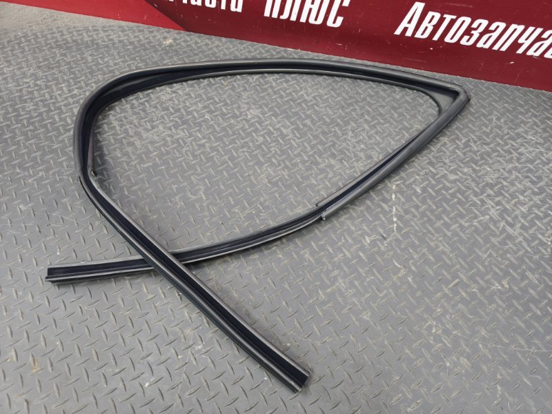 Уплотнитель стекла      двери