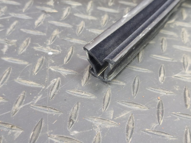 Уплотнитель стекла      двери