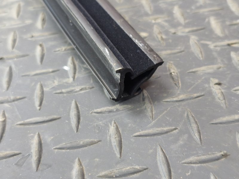 Уплотнитель стекла      двери