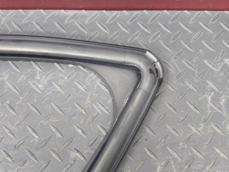 Уплотнитель стекла      двери