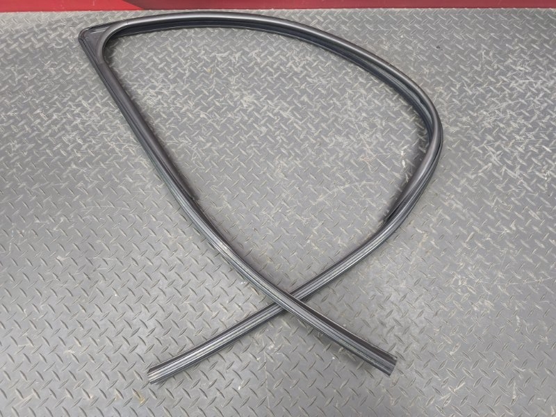 Уплотнитель стекла      двери