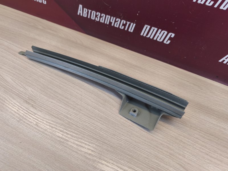 Направляющая стекла     двери