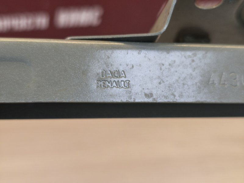 Направляющая стекла     двери