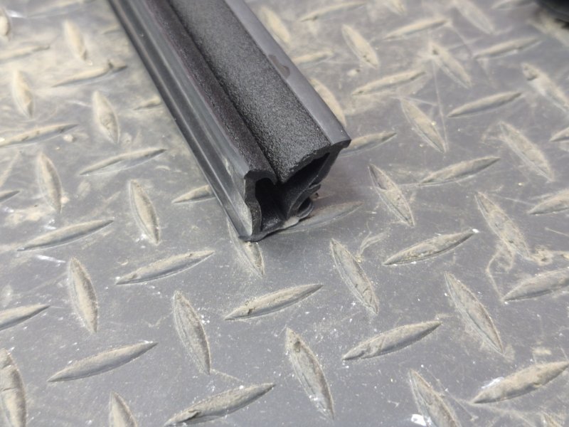 Уплотнитель стекла двери