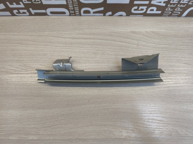 Направляющая стекла двери