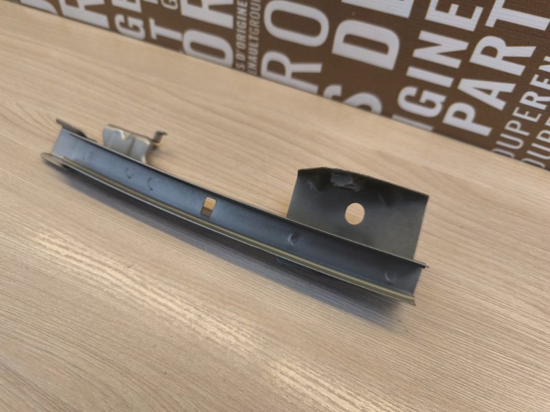 Направляющая стекла двери