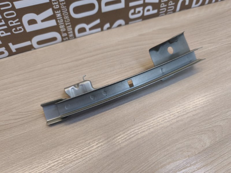 Направляющая стекла двери