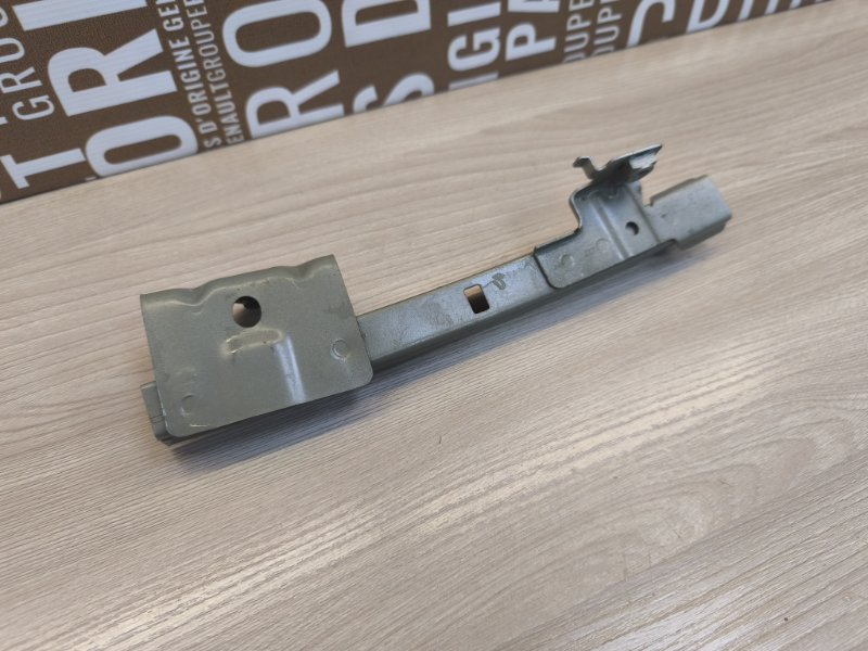 Направляющая стекла двери