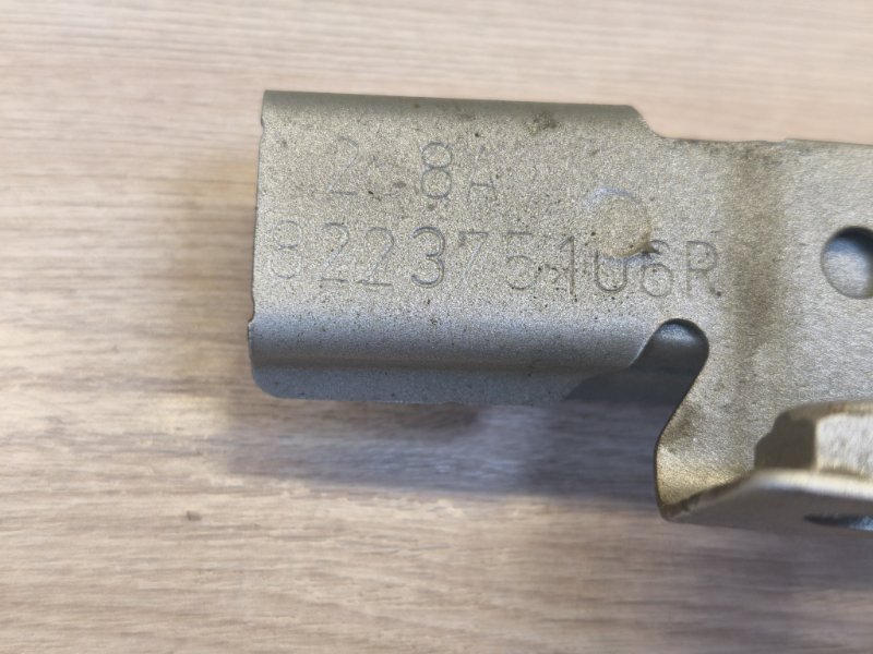 Направляющая стекла двери