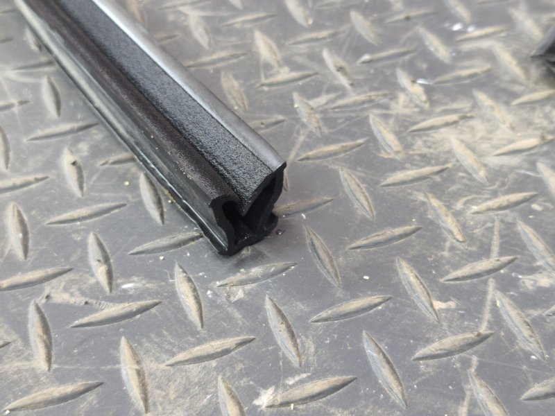 Уплотнитель стекла двери