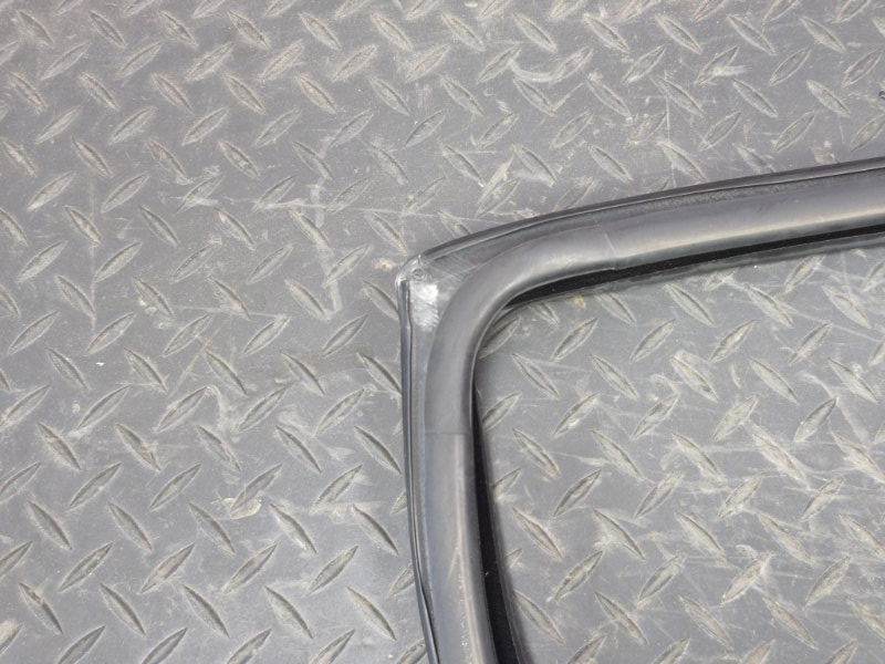 Уплотнитель стекла двери