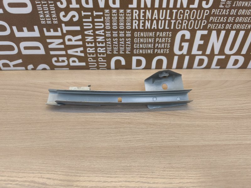 Направляющая стекла двери