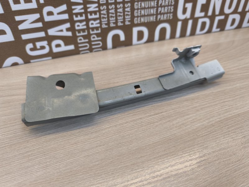 Направляющая стекла двери