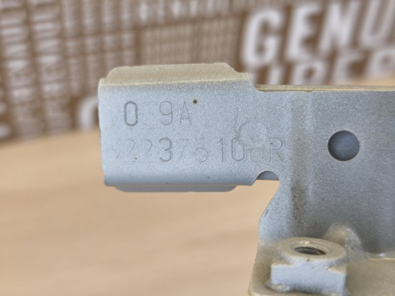 Направляющая стекла двери