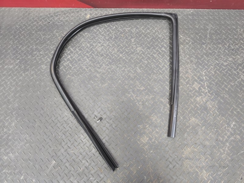 Уплотнитель стекла двери