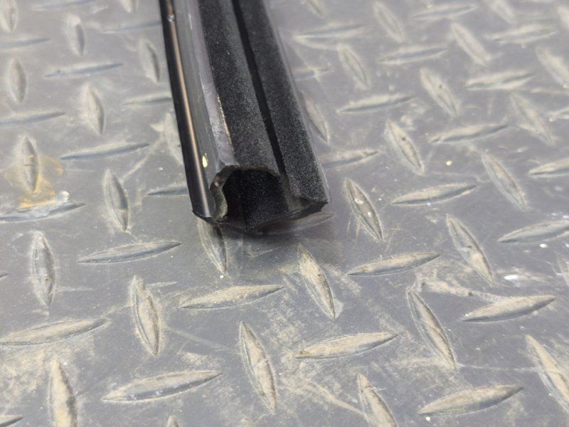 Уплотнитель стекла двери