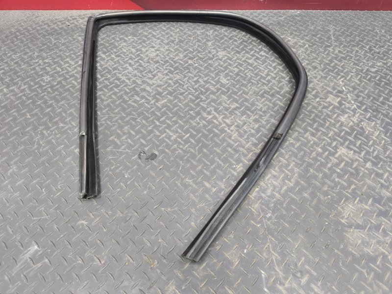 Уплотнитель стекла двери