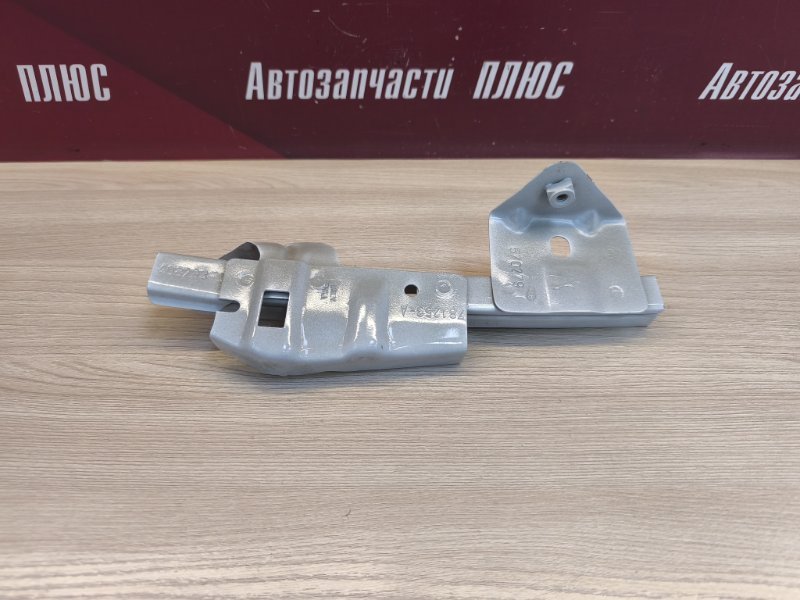 Направляющая стекла двери