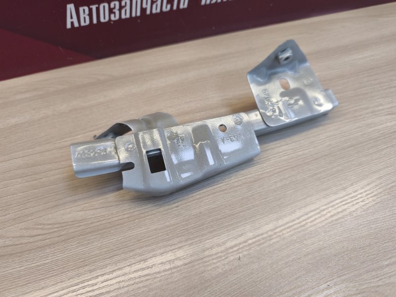 Направляющая стекла двери