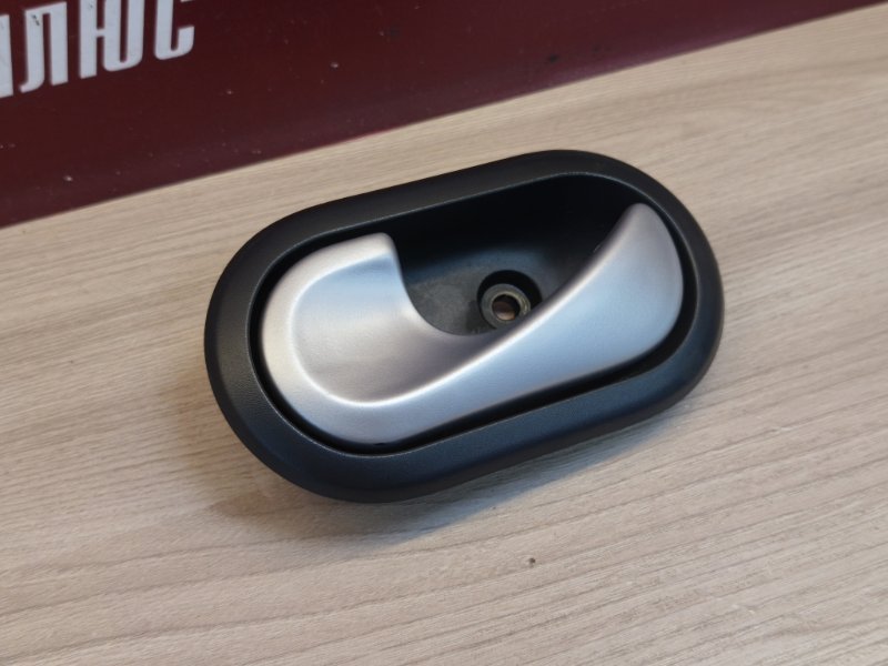 внутренняя ручка двери