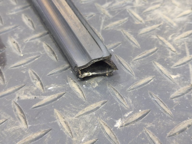 Уплотнитель стекла двери