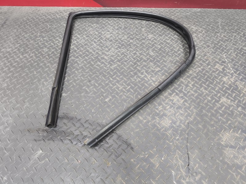 Уплотнитель стекла двери