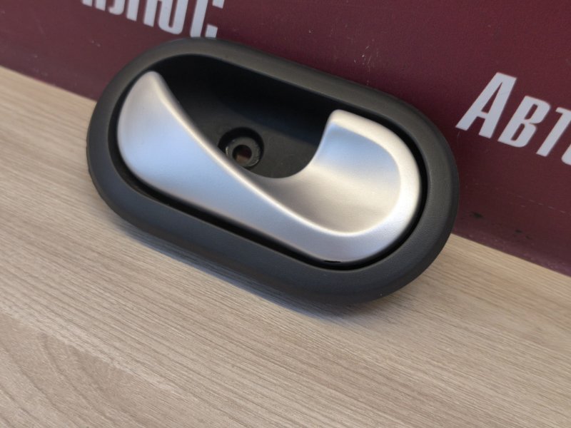 внутренняя ручка двери