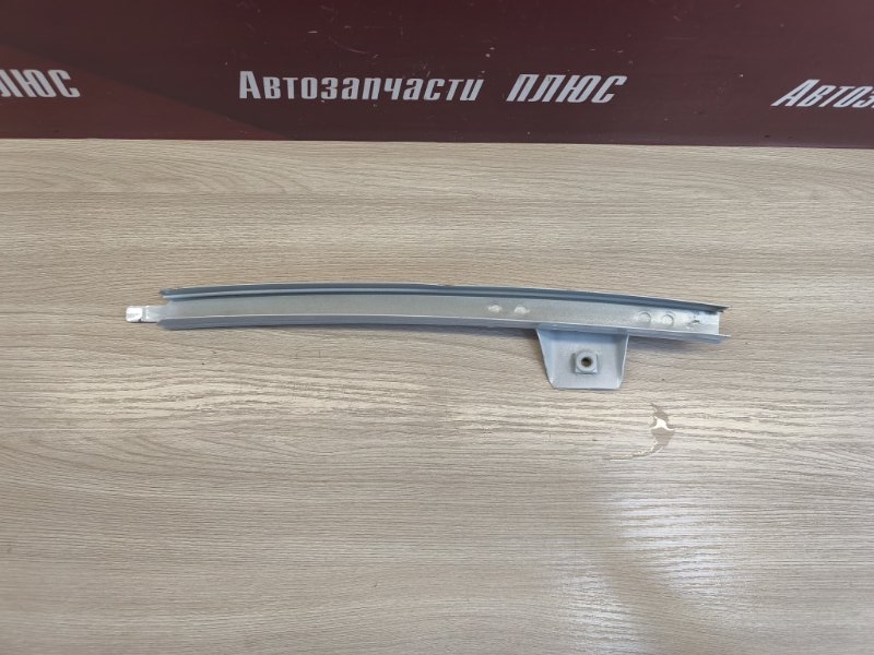 Направляющая стекла двери