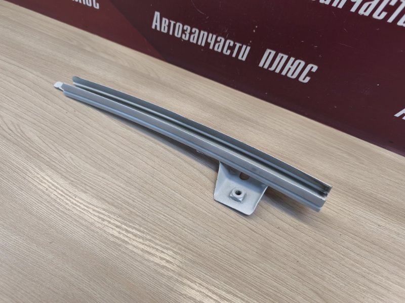 Направляющая стекла двери