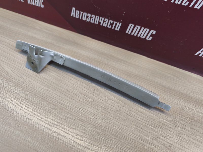 Направляющая стекла двери