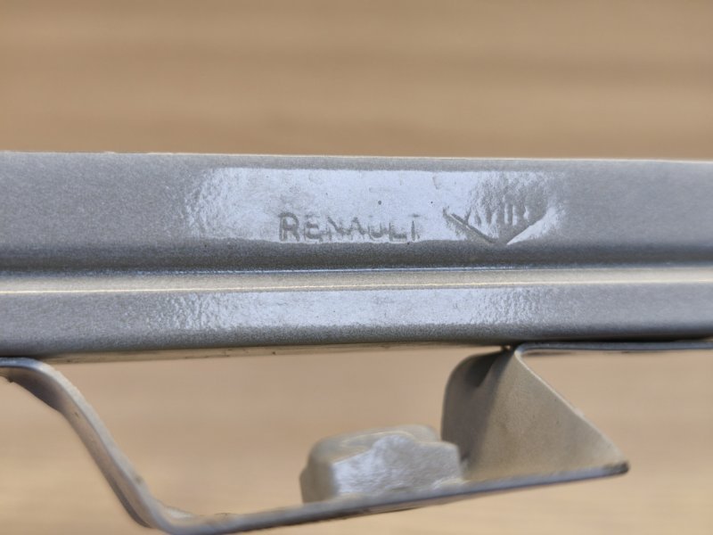 Направляющая стекла двери